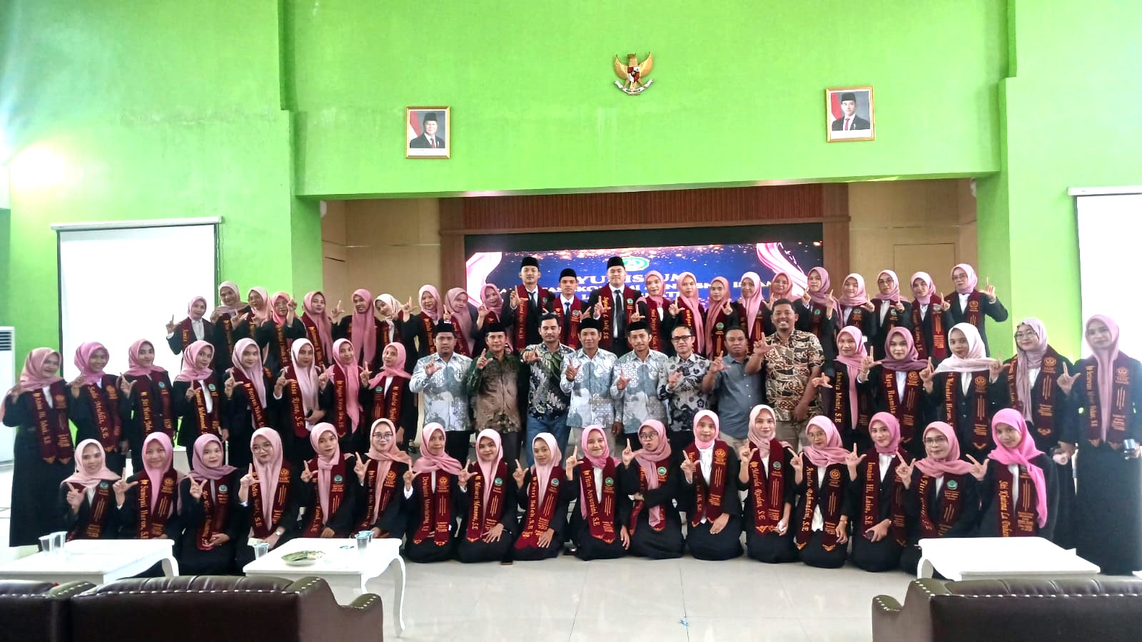 Foto bersama mahasiswa FEBI seusai pelaksanaan yudisium sarjana di Auditorium IAIN Ternate, Jum'at (31/7/2026)