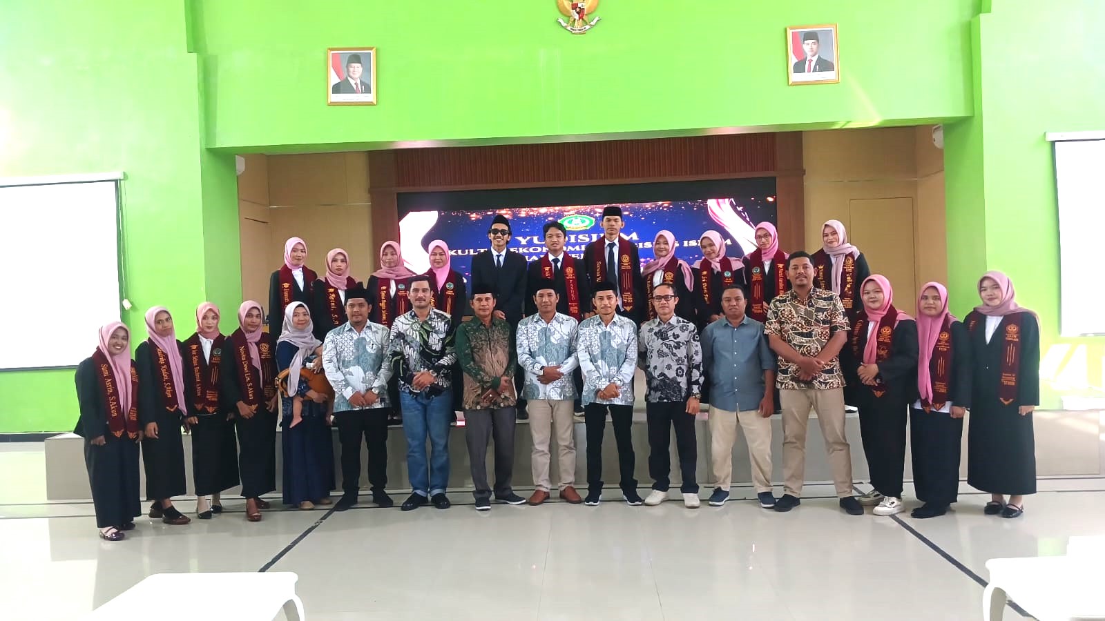 Foto bersama mahasiswa FEBI seusai pelaksanaan yudisium sarjana di Auditorium IAIN Ternate, Jum'at (31/7/2026)