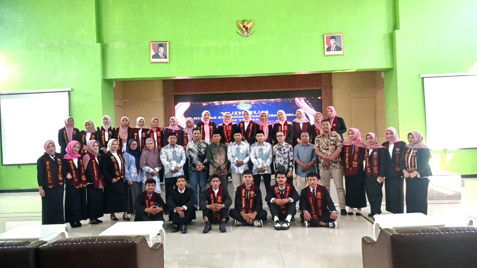 Foto bersama mahasiswa FEBI seusai pelaksanaan yudisium sarjana di Auditorium IAIN Ternate, Jum'at (31/7/2026)