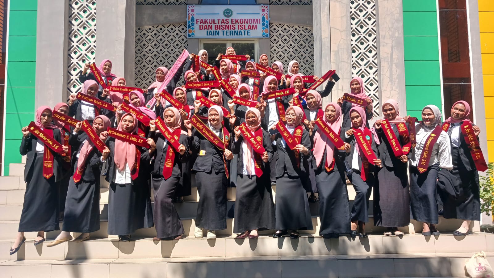 Mahasiswa FEBI melakukan foto bersama di depan gedung fakultas seusai mengikuti acara yudisium sarjana semester genap 2025-2026 di Auditorium IAIN Ternate, Jum'at (31/7/2026)