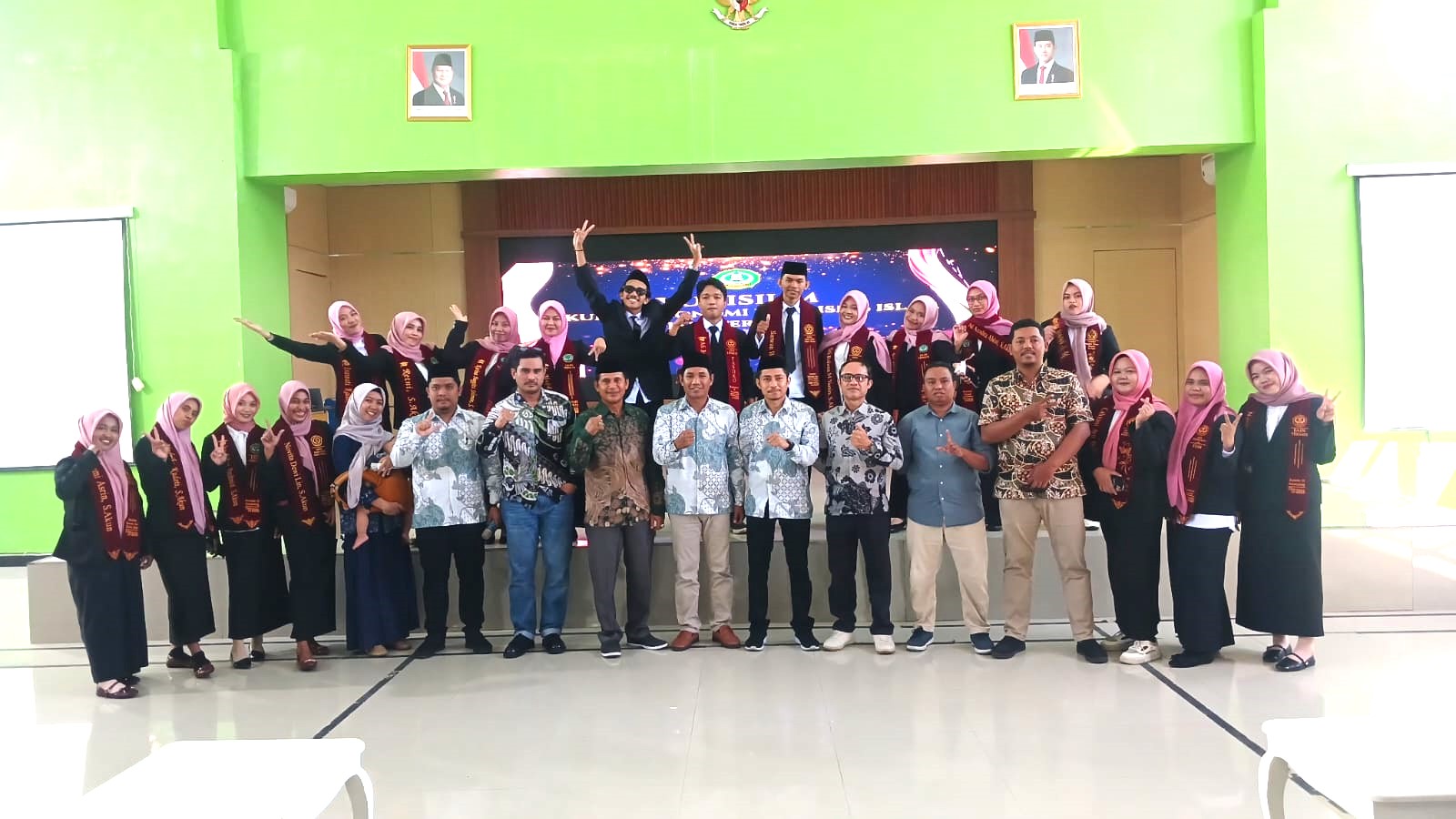 Foto bersama mahasiswa FEBI seusai pelaksanaan yudisium sarjana di Auditorium IAIN Ternate, Jum'at (31/7/2026)