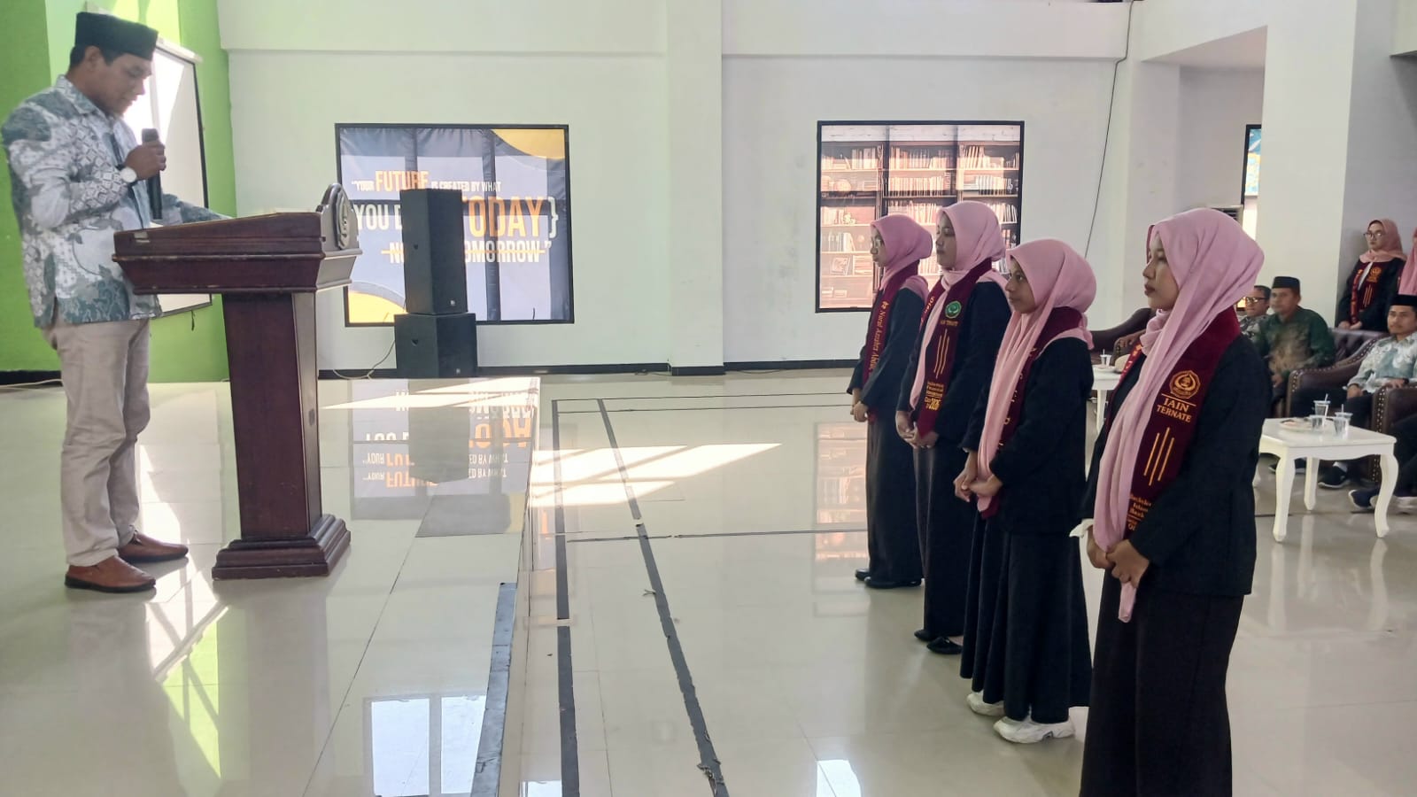 Dekan FEBI IAIN Ternate Dr Abd Rauf Wajo, S.HI., M.Ag saat mengukuhkan empat mahasiswa peraih predikat pujian pada yudisium sarjana periode semester genap 2025-2026