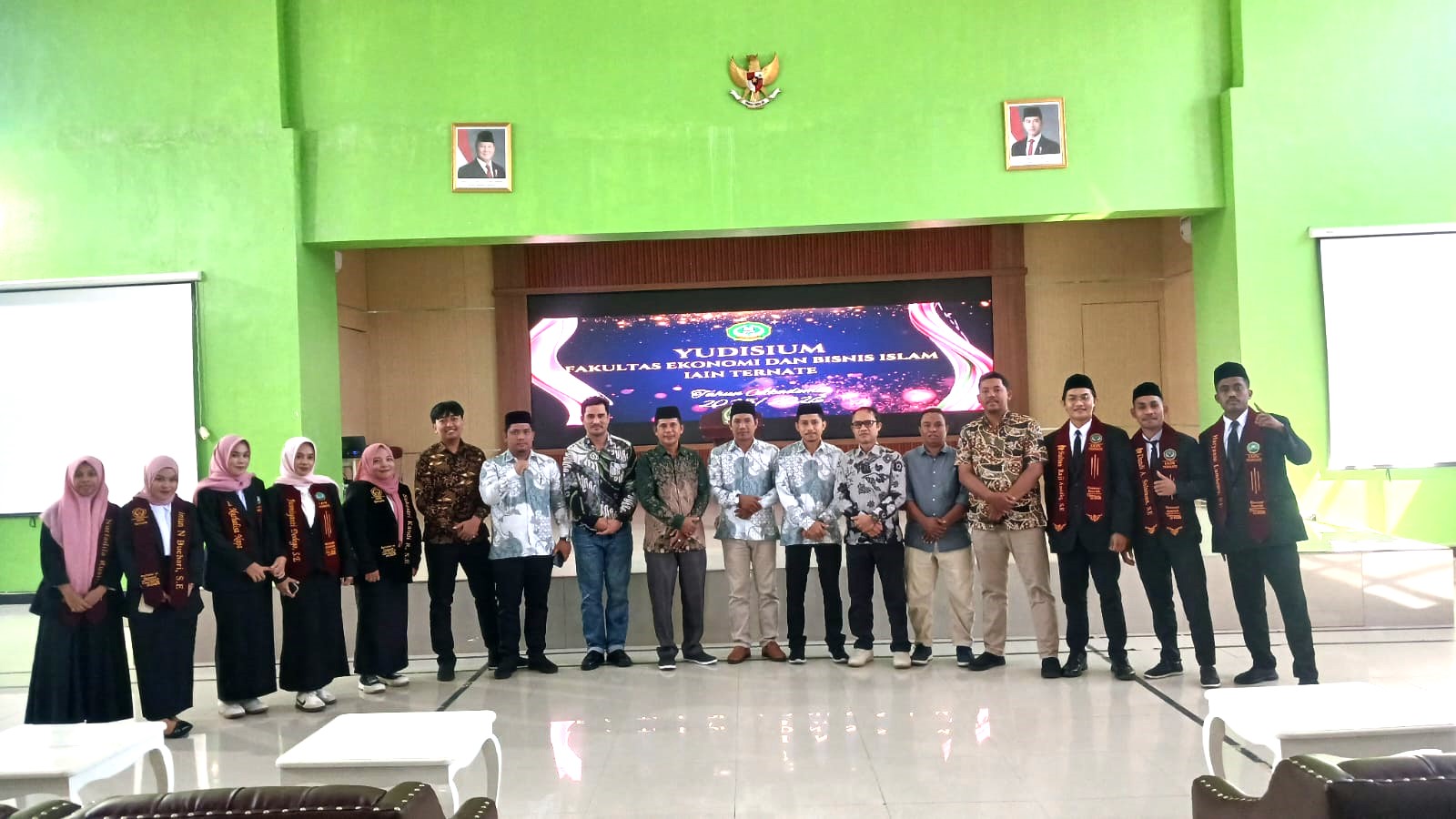 Foto bersama mahasiswa FEBI seusai pelaksanaan yudisium sarjana di Auditorium IAIN Ternate, Jum'at (31/7/2026)