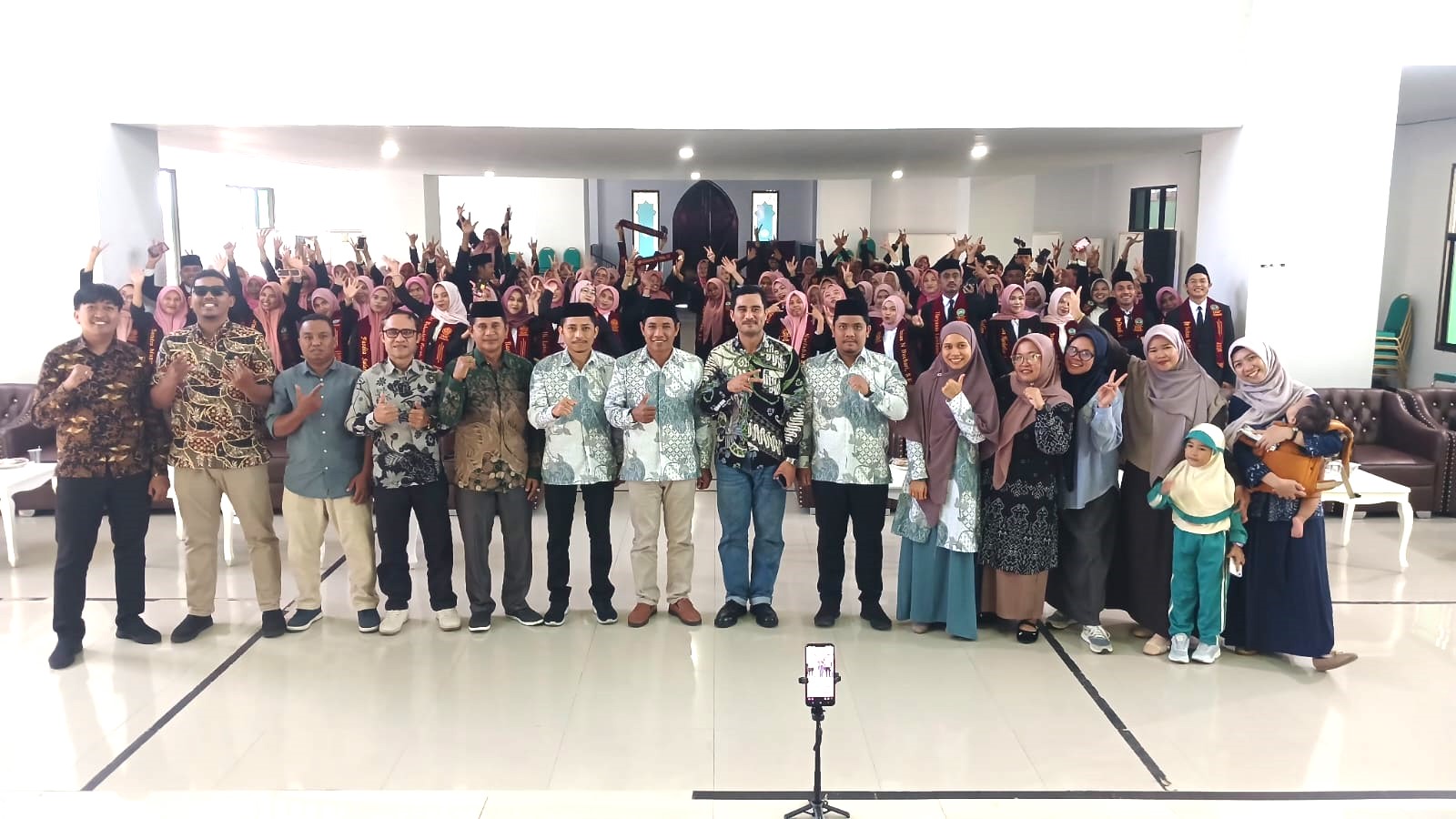 Foto bersama Dosen dan Tendik  FEBI seusai pelaksanaan yudisium sarjana di Auditorium IAIN Ternate, Jum'at (31/7/2026)